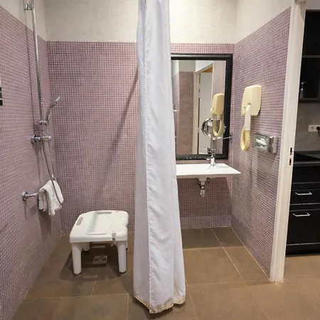Avalon Center 3*